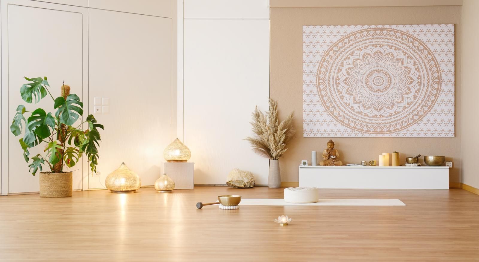 Das Astroyoga-Studio mit Mandala und Kerzen
