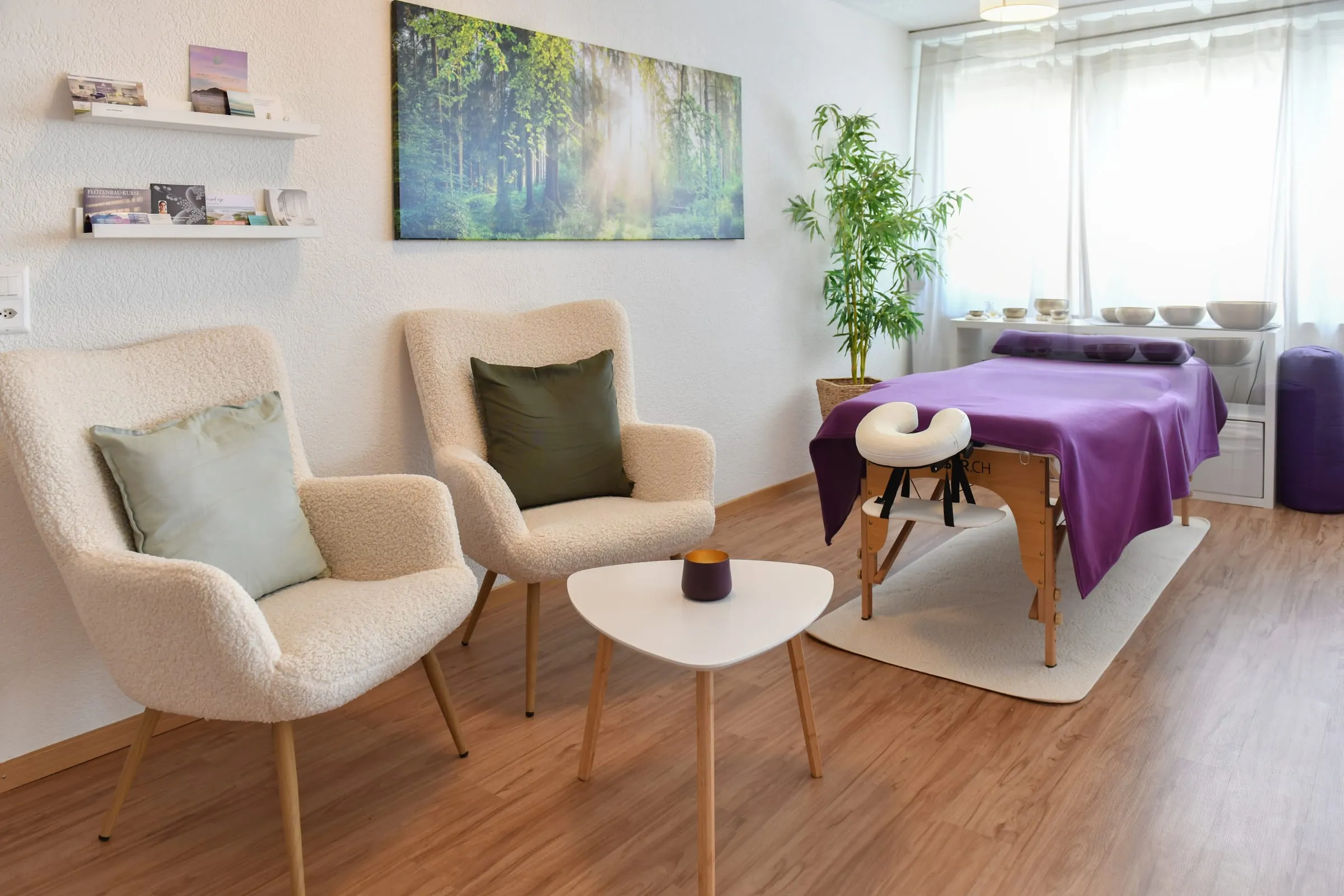 Sessel und Massageliege im Studio